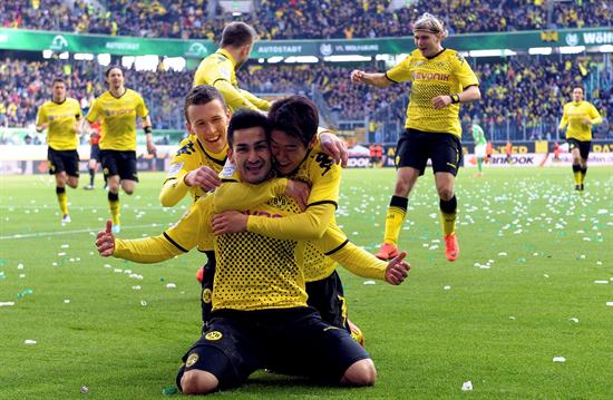 El jugador Ilkay Gundogan (centro) del Dortmund celebra un gol contra el Wolfburgo. Foto: EFE