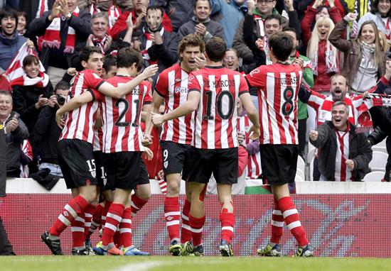 El delantero del Athletic Club Fernando Llorente (c) es felicitado por sus compañeros tras marcar el gol de su equipo ante el Sevilla FC. Foto: EFE