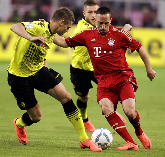 El jugador del Dortmund, Lukasz Pisczek (i) lucha por el balón con el centrocampista francés Franck Ribery (d) del Bayern Munich. Foto: EFE