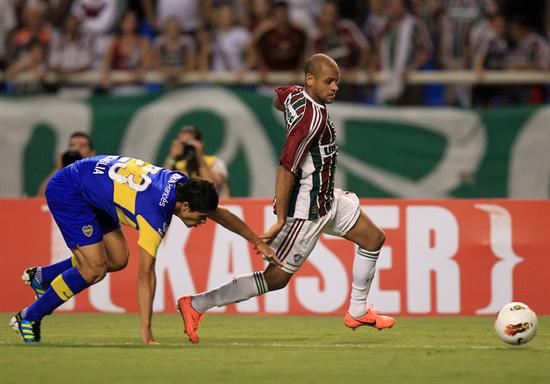 El jugador Carlinhos (d) de Fluminense disputa el balón con Facundo Roncaglia de Boca. Foto: EFE