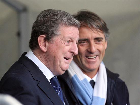El entrenador del Manchester City Roberto Mancini (dcha) bromea con el entrenador del West Bromwich Albion, Roy Hodgson. Foto: EFE