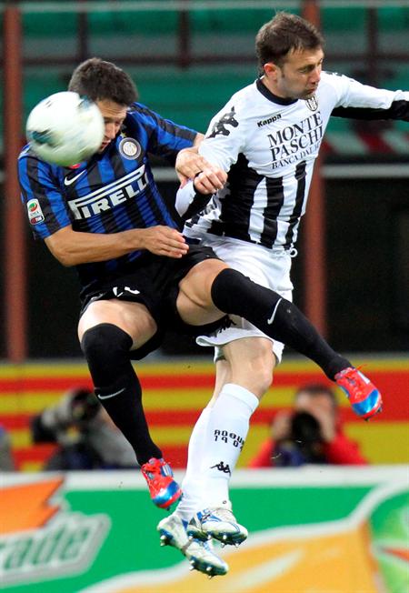 El delantero argentino del Inter de Milán, Mauro Zárate (i) lucha por el balón con el denfensa Roberto Vitiello (d) del AC Siena. Foto: EFE