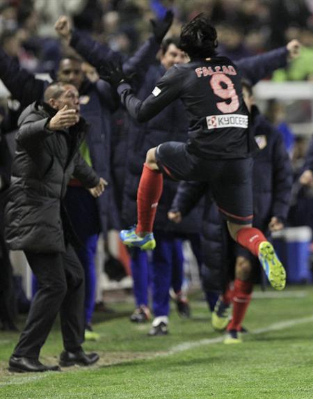 El colombiano del Atlético de Madrid, Radamel Falcao (d), celebra con su DT, el argentino Diego Simeone (i), su gol ante Rayo Vallecano. Foto: EFE