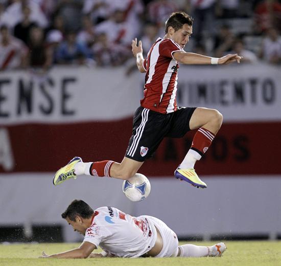 El jugador del River Plate Lucas Ocampos (arriba) trata de superar la marca de Alexis Ferrero (abajo), de Huracán. Foto: EFE