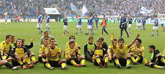 Los jugadores del Borussia Dortmund celebran la victoria ante el Schalke. Foto: EFE