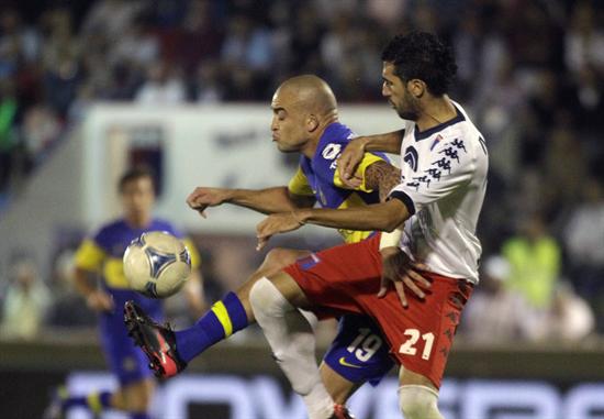 El jugador de Boca Juniors Santiago Silva (i) disputa el balón con Mariano Echeverría (d) de Tigre. Foto: EFE