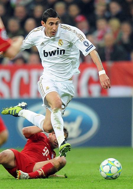 El defensa alemán Philipp Lahm (i) del Bayer de Múnich lucha por el balón con el argentino Ángel Di María (d) del Real Madrid. Foto: EFE