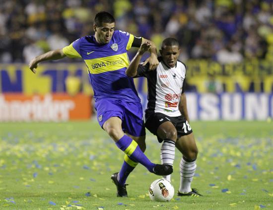 El jugador Juan Roman Riquelme (i) de Boca Juniors, lucha por el balón con Oscar Noriega (d) de Zamora. Foto: EFE