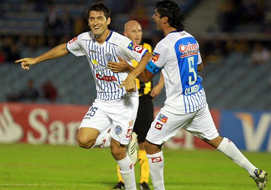 El jugador de Godoy Cruz, Nicolás Sánchez (i), y su compañero, Nicolás Olmedo (d), celebran un gol ante Peñarol. Foto: EFE