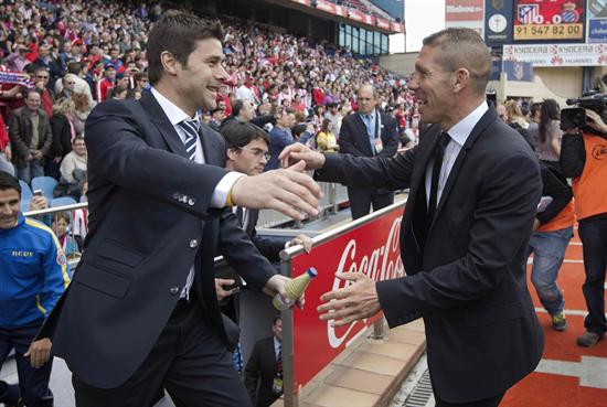 El DT del Atlético de Madrid, el argentino Diego Simeone (d), saluda al técnico del RCD Espanyol, el también argentino Mauricio Pochettino. Foto: EFE