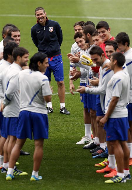 El DT del Atletico de Madrid, Diego Simeone (detrás), durante el entrenamiento antes del partido de Liga Europa ante el Valencia en Mestalla. Foto: EFE