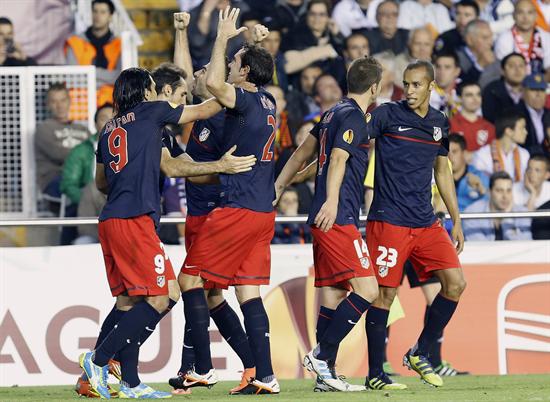 Los jugadores del Atlético de Madrid celebran el gol marcado al Valencia, durante el partido de vuelta de semifinales de la Liga Europa. Foto: EFE