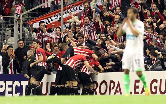 Los jugadores del Athletic de Bilbao celebran el tercer gol ante el Sporting de Lisboa, marcado por Fernando Llorente, durante el partido de vuelta de las semifinales de la Liga Europa. Foto: EFE