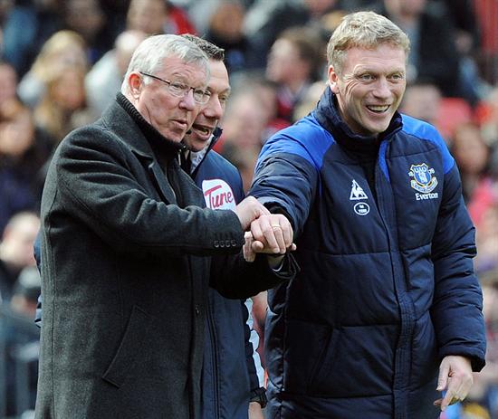 El DT del Everton, David Moyes, (d), y el entrenador del Manchester United Alex Ferguson durante el partido de la Liga. Foto: EFE