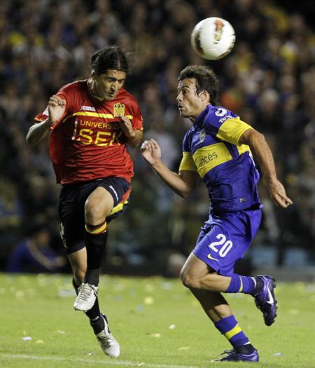 Leonel Mena (i) de Unión Española de Chile lucha por el balón con Darío Cvitanich (d) de Boca. Foto: EFE