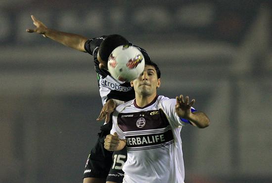 El jugador Rómulo (i) de Vasco Da Gama disputa un balón con Diego Valerie de Lanús. Foto: EFE