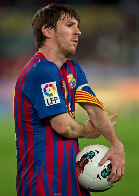 El delantero argentino del FC Barcelona, Leo Messi, se lleva el balón a la finalización del encuentro ante el Málaga. Foto: EFE