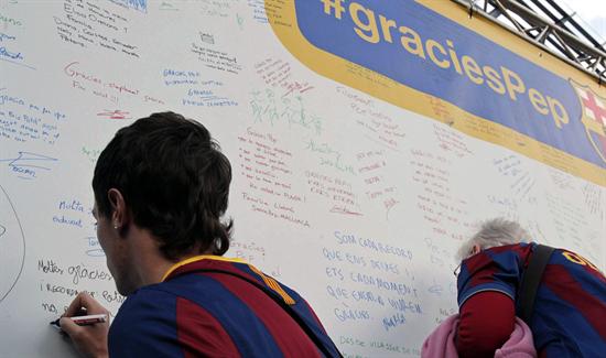 Aficionados de FC Barcelona escriben mensajes de apoyo al técnico culé, Pep Guardiola. Foto: EFE