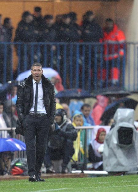 El entrenador argentino del Atlético de Madrid Diego Simeone ante Málaga. Foto: EFE