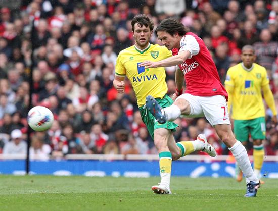 Thomas Rosicky (d), del Arsenal, golpea el balón ante Bradley Johnson del Norwich City. Foto: EFE