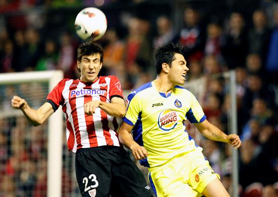 El defensa del Athletic de Bilbao Borja Ekiza (i) despeja un balón de cabeza ante el delantero venezolano del Getafe CF Nicolás Fedor Flores "Miku". Foto: EFE
