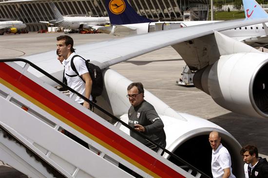 El DT del Athletic de Bilbao, el argentino Marcelo Bielsa (c), junto a sus jugadores, sube al avión que les traslada a Bucarest. Foto: EFE