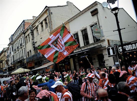 Hinchas del Athletic Club de Bilbao se reúnen en una calle de Bucarest, Rumanía, unas horas antes de la final de la Liga Europa. Foto: EFE