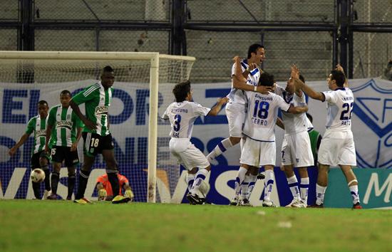 Jugadores de Vélez Sarsfield celebran después de anotar un gol ante el Atlético Nacional. Foto: EFE