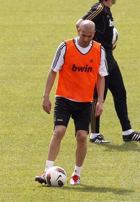 El director deportivo del Real Madrid, el francés Zinedine Zidane, se vistió de corto y se entrenó junto al resto de la plantilla. Foto: EFE