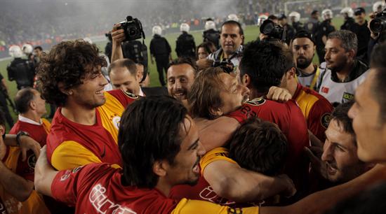 Jugadores del Galatasaray celebran tras vencer al Fenerbahce y ganar el título de la Liga de Turquía. Foto: EFE