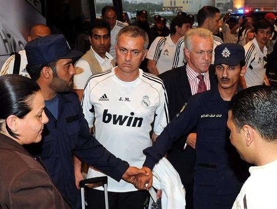 El DT portugués del Real Madrid, Jose Mourinho, llega junto al resto del equipo a Kuwait, el 15 de mayo del 2012. El Real Madrid disputará un partido amistoso contra la selección nacional. Foto: EFE