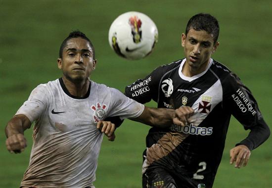 El jugador de Vasco Thiago Feltri (d) disputa el balón con Jorge Henrique (i) de Corinthians. Foto: EFE