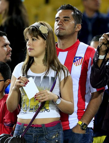 Un aficionado del club español Atlético de Madrid observa. Foto: EFE
