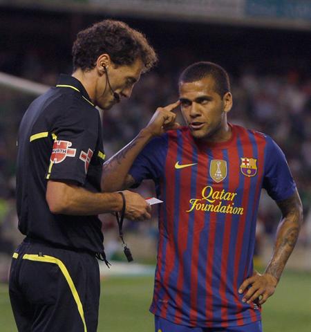 El defensa brasileño del FC Barcelona, Dani Alves (d), conversa con el colegiado Ayza Gámez. Foto: EFE