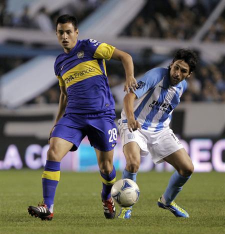 El jugador Juan Sánchez Miño de Boca Juniors (i) lucha por el balón con Lucas Castro (d) de Racing. Foto: EFE