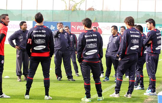 El seleccionador nacional de Chile, el argentino Claudio Borghi (3i) da instrucciones a sus jugadores durante la primera sesión de entrenamientos. Foto: EFE
