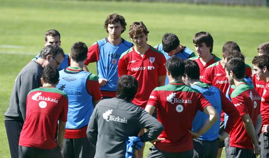 El entrenador del Athletic de Bilbao, el argentino Marcelo Bielsa (i), da instrucciones a sus jugadores. Foto: EFE