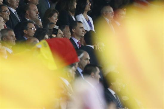 El príncipe Felipe sigue desde el palco de autoridades la final de la Copa del Rey. Foto: EFE