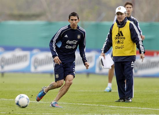 El jugador de la selección argentina de fútbol Ángel Di María (i) y el entrenador, Alejandro Sabella (d), en un entrenamiento en Buenos Aires. Foto: EFE