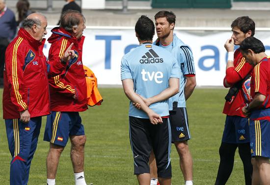 El seleccionador de España, Vicente del Bosque (i) se dirige a sus jugadores durante un entrenamiento. Foto: EFE