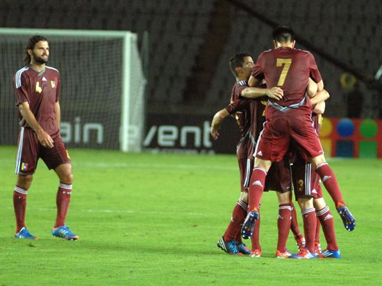 Los jugadores de la selección venezolana de fútbol celebran un gol ante su similar de Moldavia. Foto: EFE
