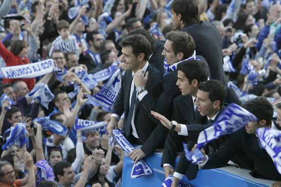 Aficionados del Deportivo de La Coruña han celebrado con los jugadores deportivistas el ascenso del equipo gallego a la primera división, a su llegada a la plaza coruñesa de María Pita. Foto: EFE