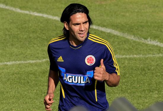 El jugador de la Selección Colombiana de Fútbol Falcao García participa en una sesión de entrenamiento del equipo en Bogotá. Foto: EFE