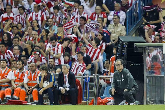 El DT del Athletic Club, el argentino Marcelo Bielsa, en la banda durante la final de la Copa del Rey. Foto: EFE