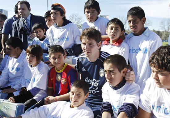El argentino Lionel Messi (c) posa con un grupo de niños, durante una actividad organizada por UNICEF. Foto: EFE