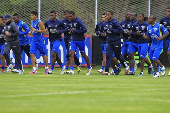 Los jugadores de la selección de Ecuador participan en los entrenamientos. Foto: EFE