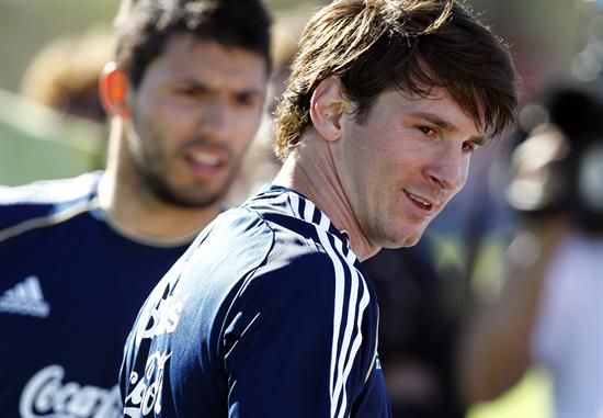 Los jugadores Lionel Messi (d) y Sergio Agüero con la Albiceleste. Foto: EFE