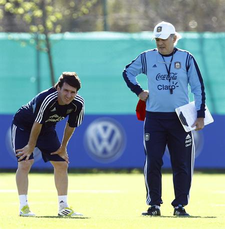 El DT de la selección argentina Alejandro Sabella (d) habla con Leo Messi (i) , durante una sesión de entrenamiento. Foto: EFE