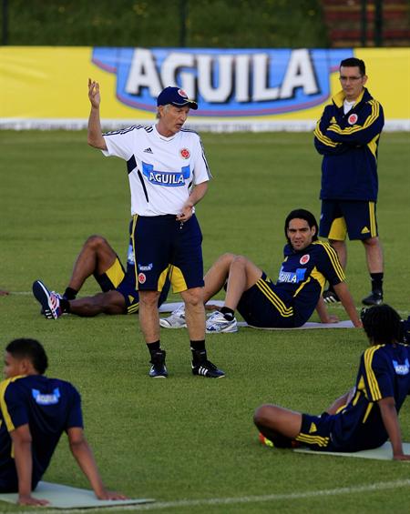 El DT de la Selección Colombiana de Fútbol, el argentino José Pékerman (c). Foto: EFE