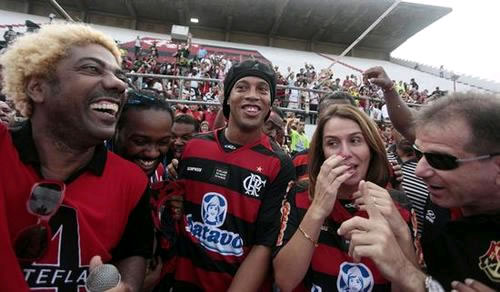 Ronaldinho Gaúcho y la presidenta de Flamengo Patricia Amorin. Foto: EFE